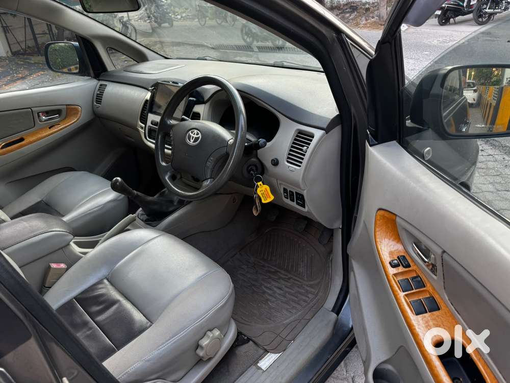 Toyota Innova 2.5 V Diesel 8-seater, 2011, Diesel