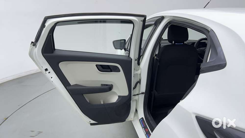 Tata Altroz 1.2 Xm Plus, 2022, Petrol