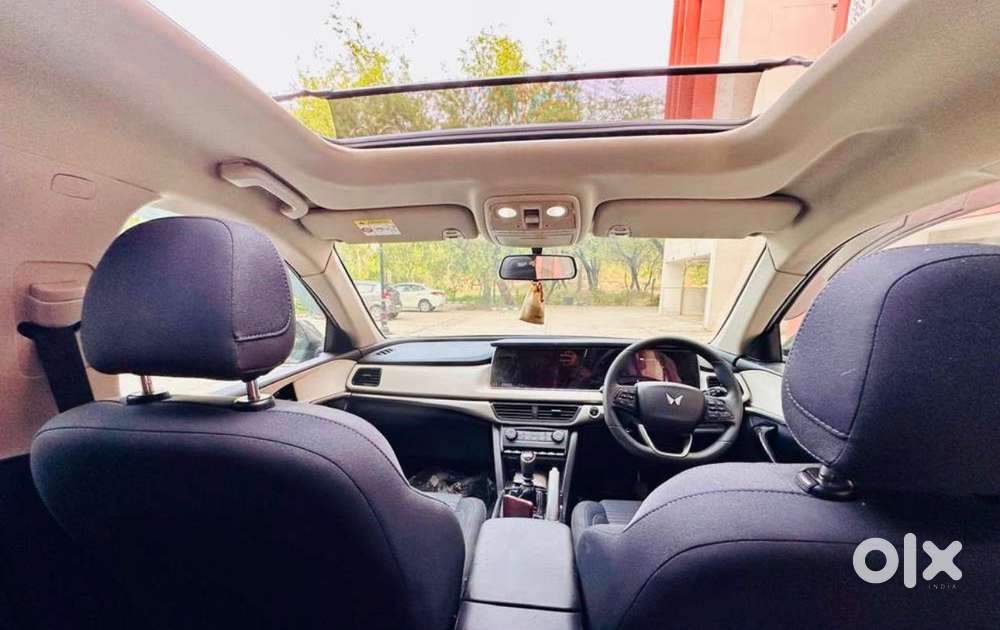 Mahindra Xuv700 2.0 Ax 5 Petrol Mt 7 Str, 2024, Petrol