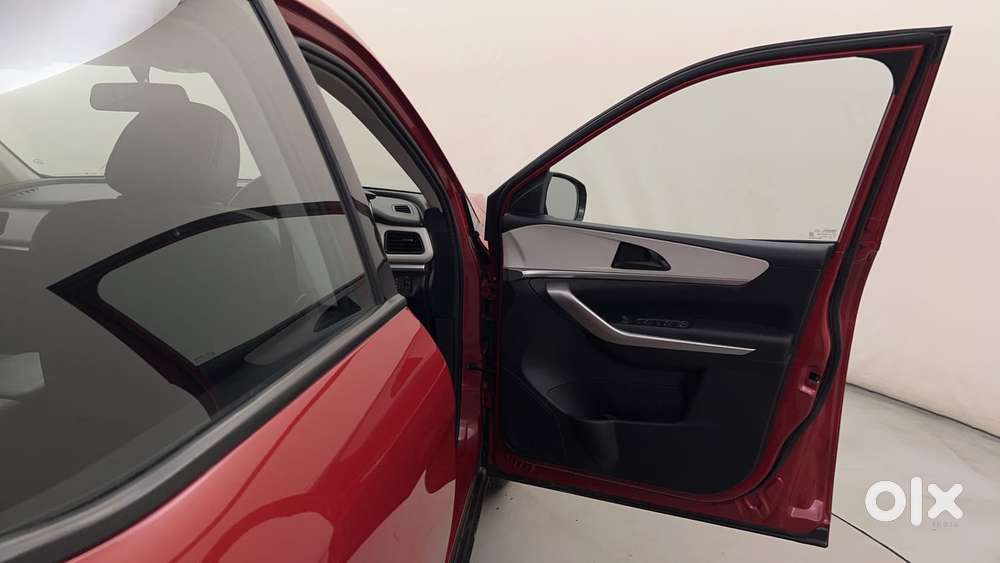 Mahindra Xuv700 2.0 Ax 3 Petrol At 5 Str, 2022, Petrol