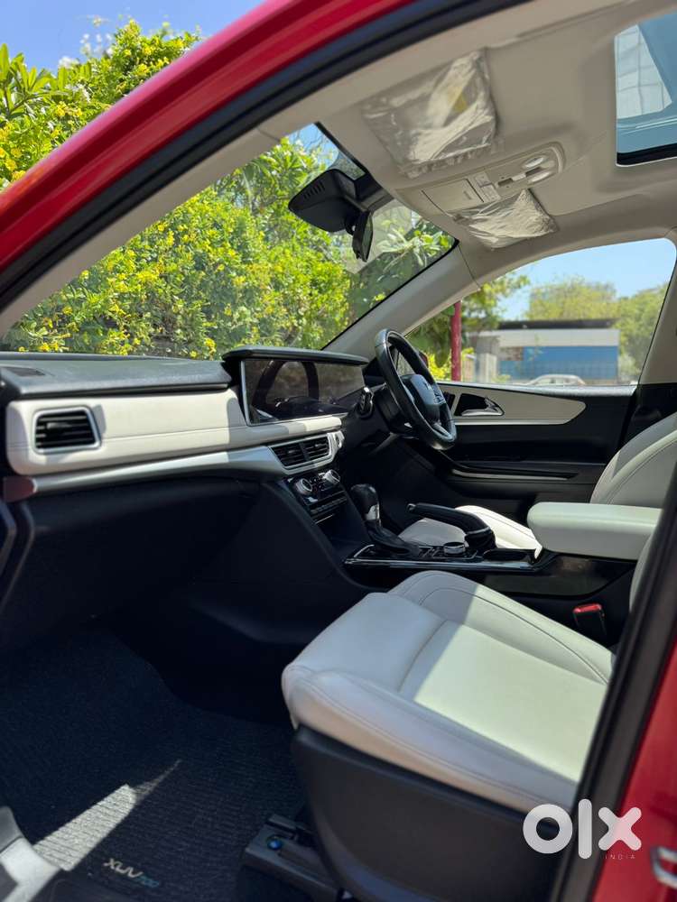 Mahindra Xuv700 2.0 Ax 7 Petrol At Str, 2022, Petrol