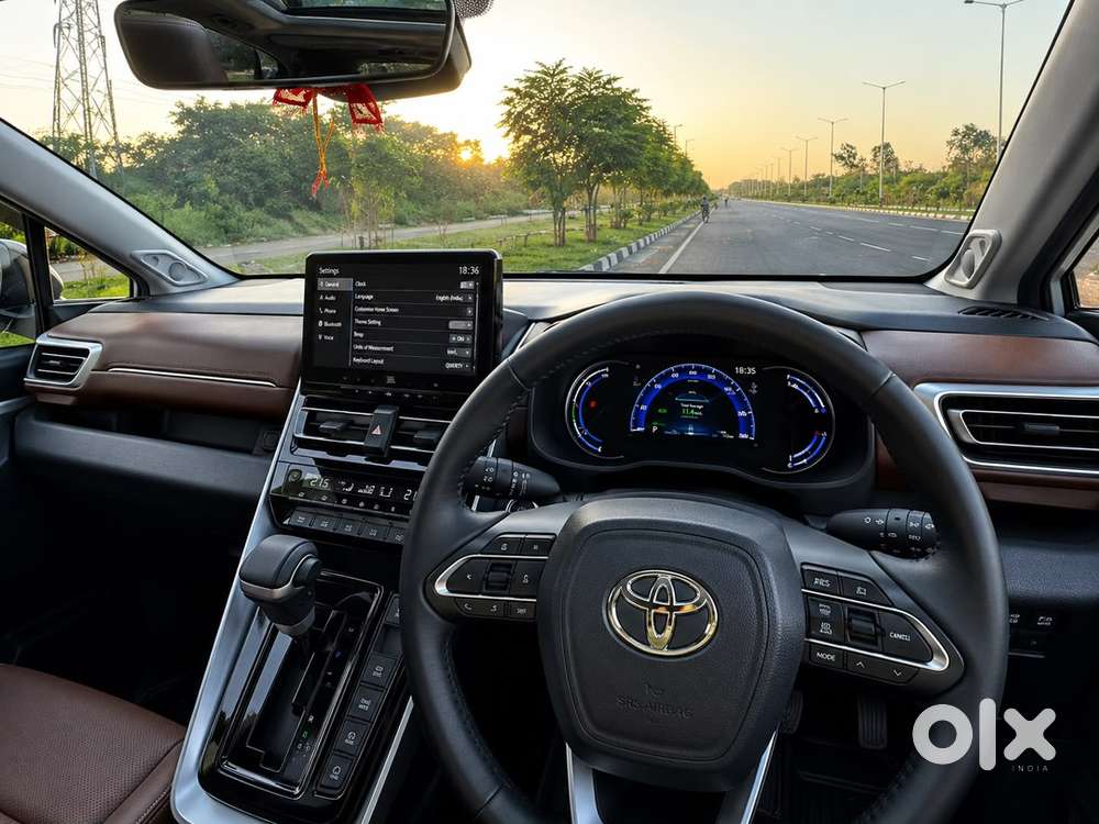 Toyota Innova Hycross 2025 16000 Km Driven