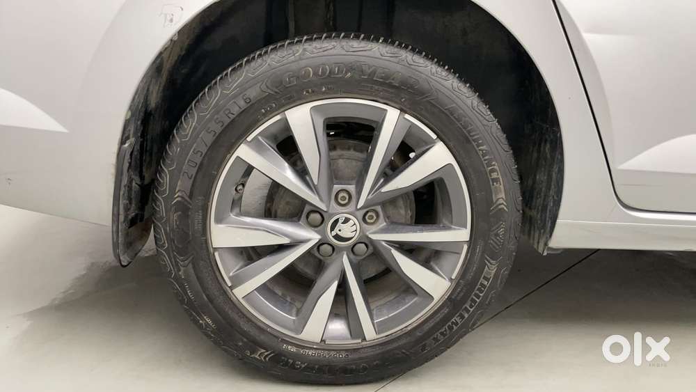 Skoda Slavia Style 1.0l Tsi At, 2023, Petrol