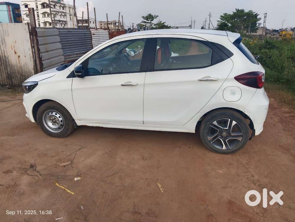 Tata Tiago 1.05 Revotorq Xz Plus Dualtone, 2023, Petrol
