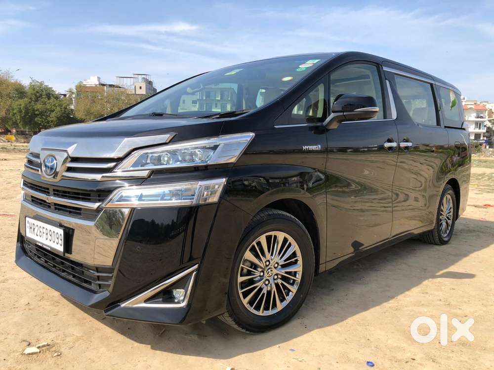 Toyota Vellfire 2.5 Executive Lounge, 2023, Cng & Hybrids