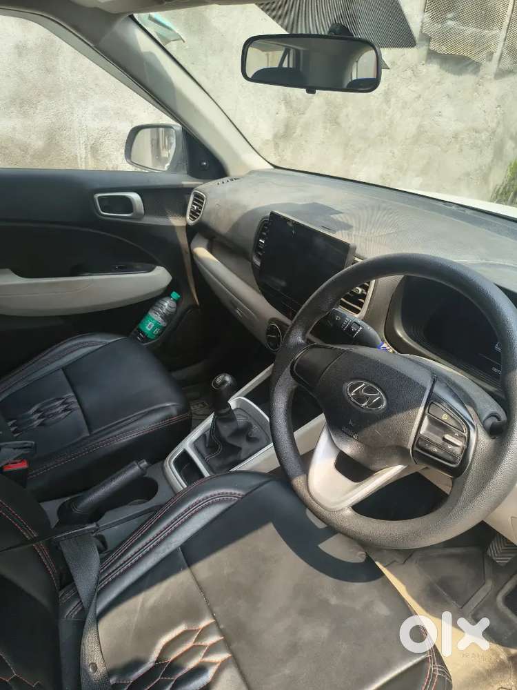 नई जैसी Hyundai Venue Petrol  केवल 18,200 Km चली हुई