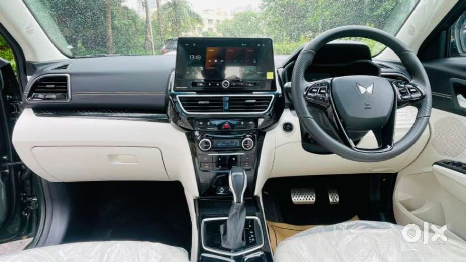 Mahindra Xuv 3xo Ax7l 1.2 Petrol At (pg), 2025