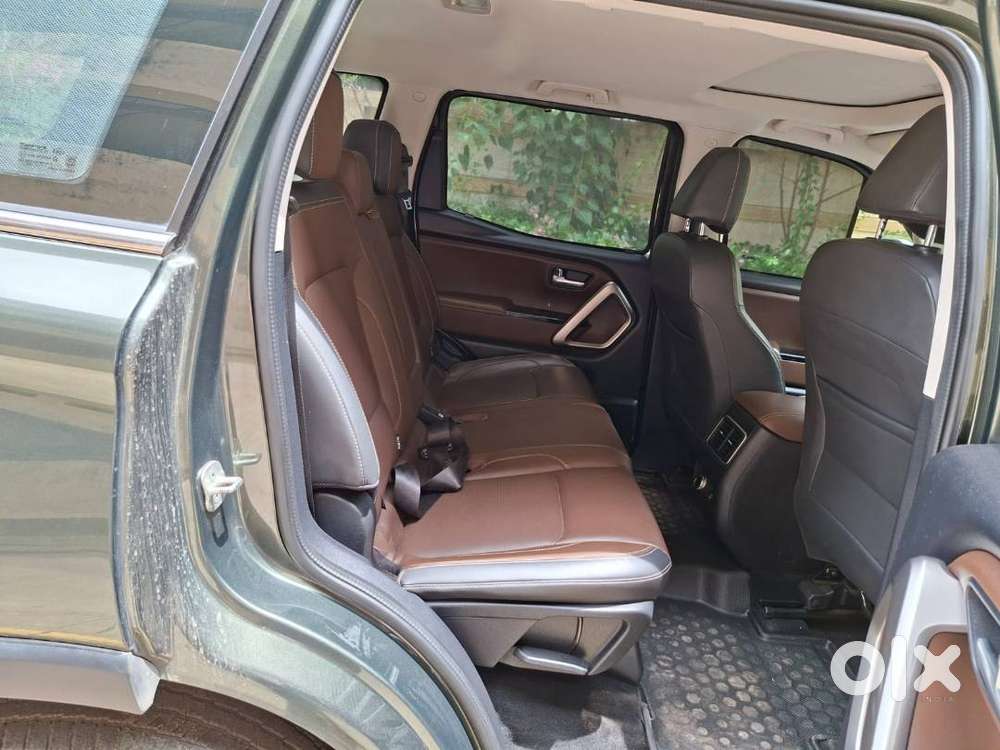 Scorpio-n, Diesel Automatic, 2 Wheel Drive, 7-seater, Deep Forest