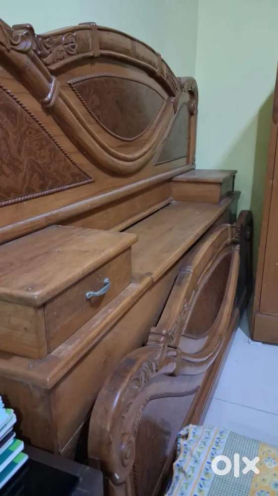 King size box bed with sagun wood