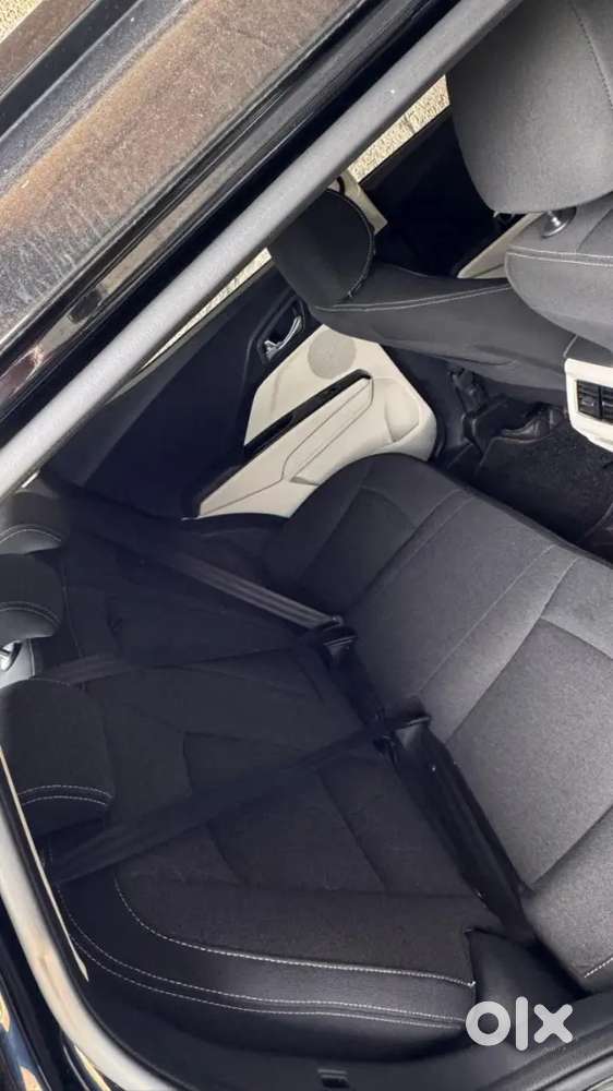 Mahindra Xuv 3xo Ax5 2025
