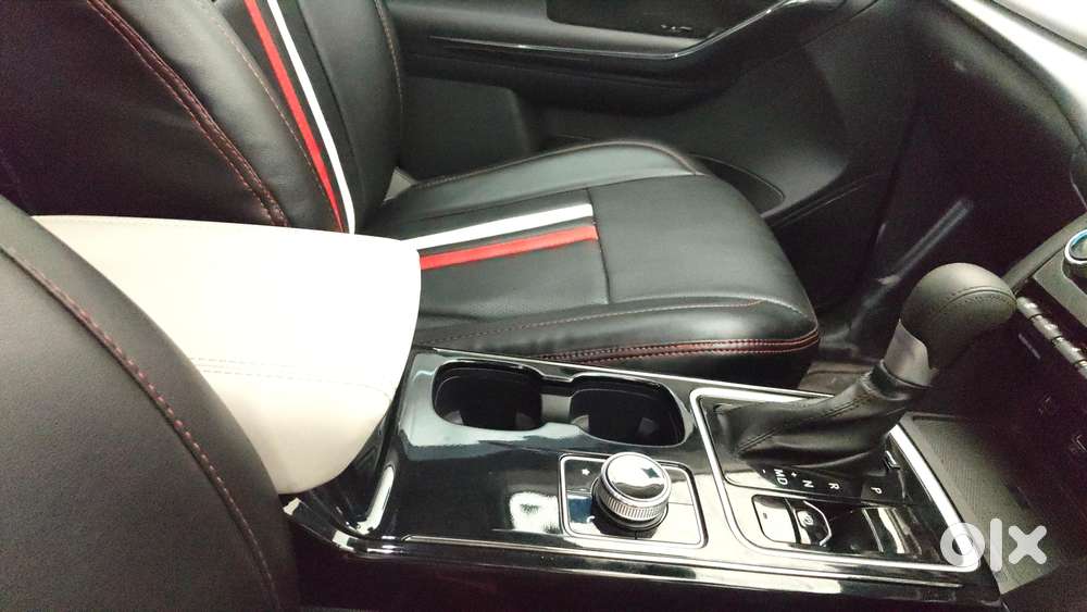Mahindra Xuv700 2.0 Ax 7 Petrol Mt Str, 2025, Petrol