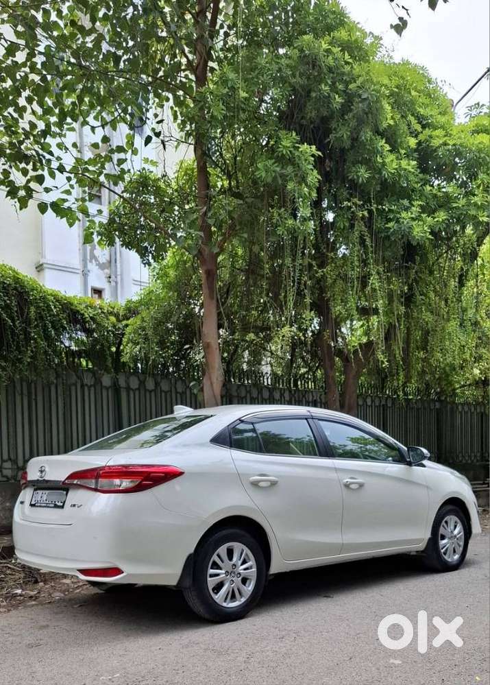 Toyota Yaris V Cvt, 2018, Petrol