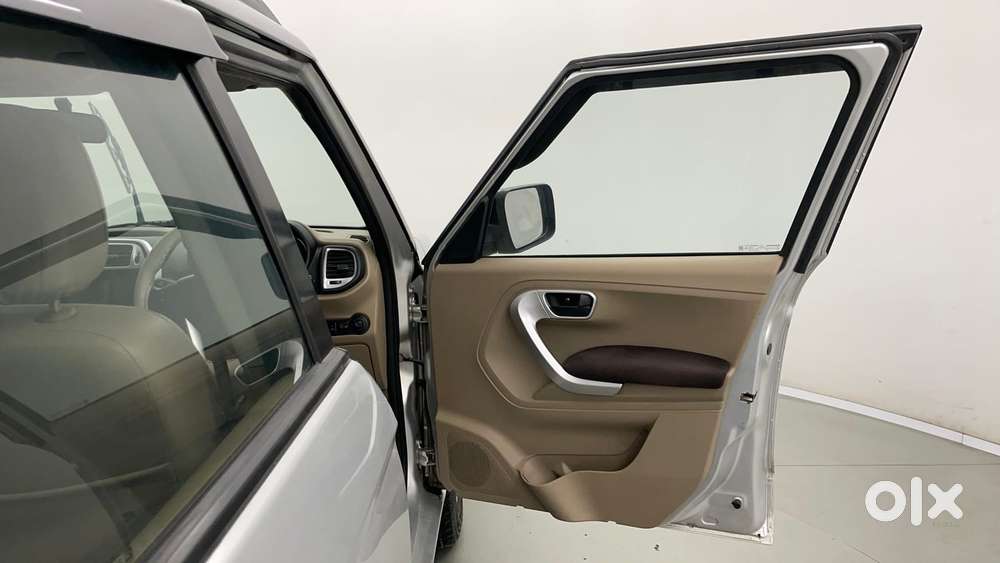 Mahindra Tuv 300 Mhawk100 T8 Dual Tone, 2017, Diesel