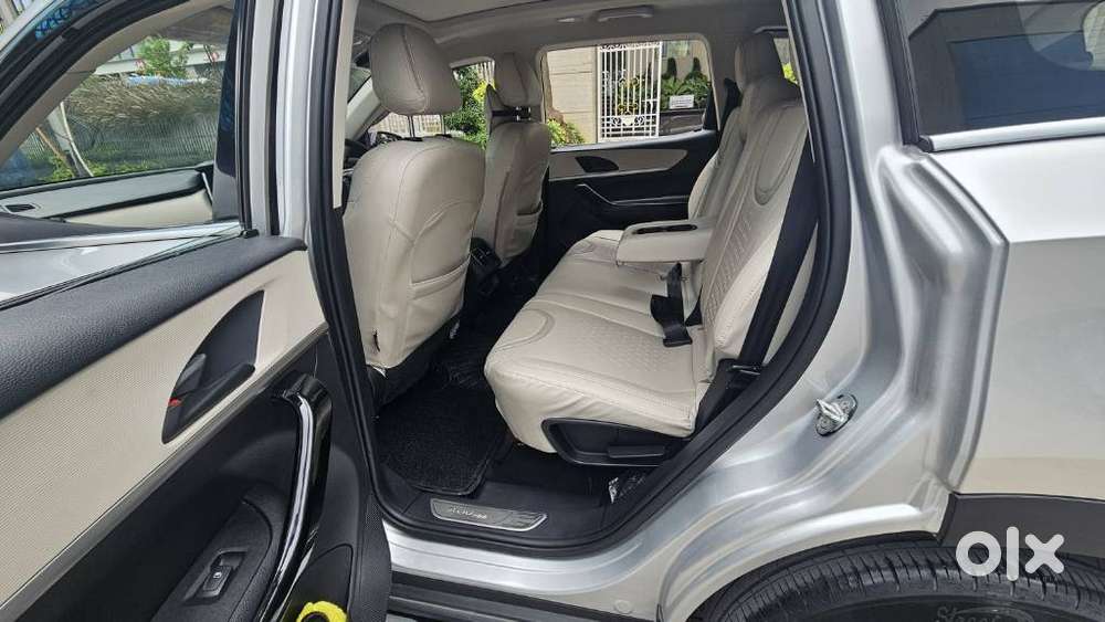Mahindra Xuv700 2.0 Ax 5 Petrol Mt 7 Str, 2022, Petrol