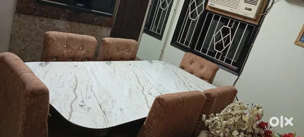 Selling dining table with 6 seat