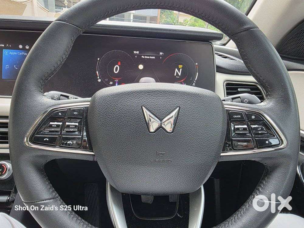 Mahindra Xuv700 2.0 Ax 7 Petrol Mt Str, 2025, Petrol