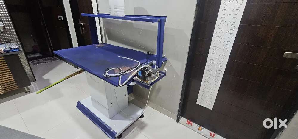 ઈસ્ત્રી મારવાના બે ટેબલ
