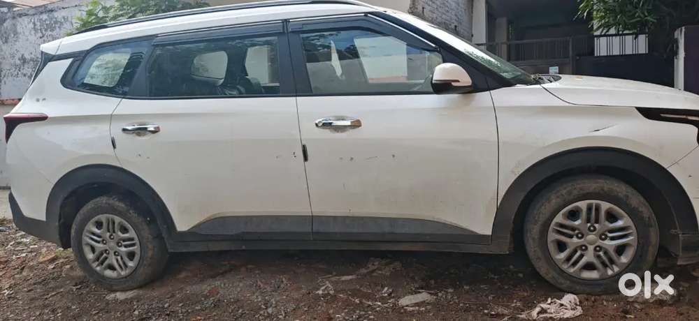 Kia Carens 2024 Petrol Well Maintained