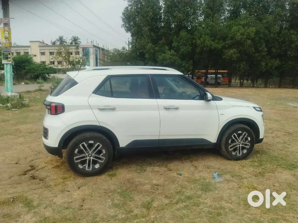 Hyundai Venue 2022 Petrol 4600 Km Driven