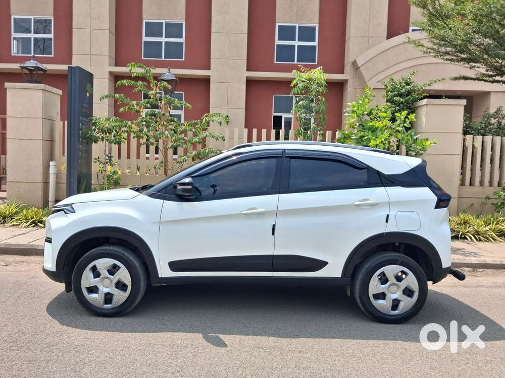 Tata Nexon Pure 1.2 Revotron Petrol 6 Mt, 2026, Petrol
