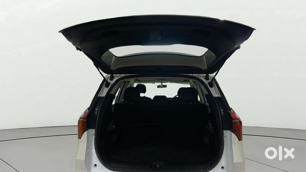 Mahindra Xuv700 2.0 Mx Petrol Mt 5 Str, 2023, Petrol