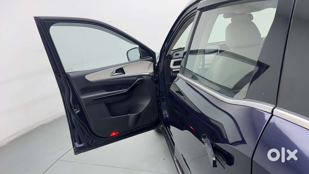 Mahindra Xuv700 2.0 Ax 7 Petrol At Luxury Pack Str, 2022, Petrol
