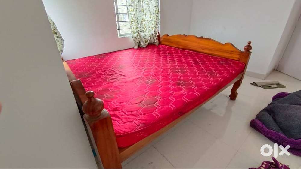 6' X 7' Wooden Bed With Mattress