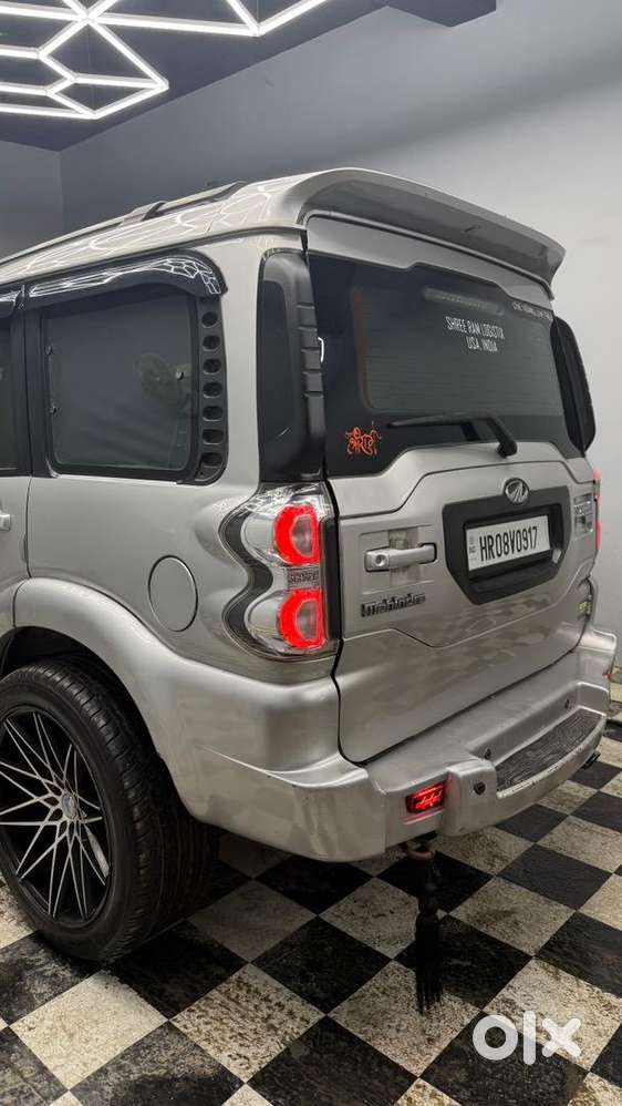 Mahindra Scorpio Classic S10 2016