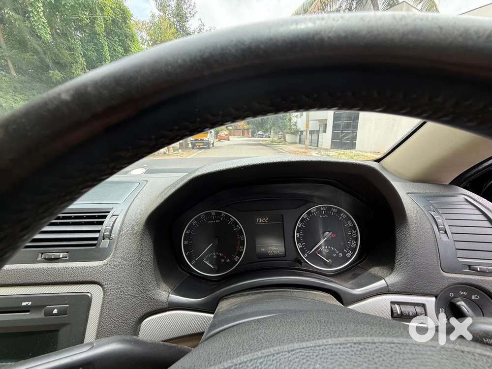 Skoda Laura Ambiente 2.0 Tdi Cr Manual, 2011, Diesel