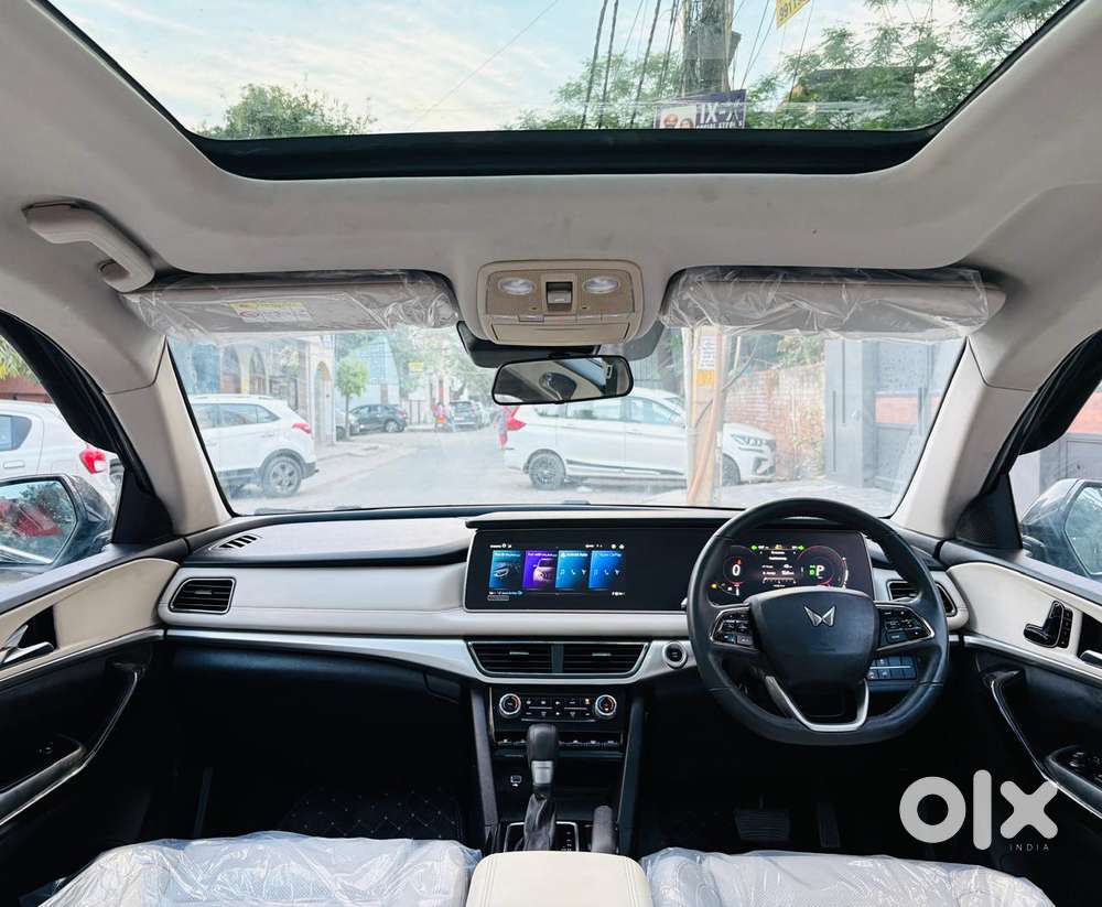 Mahindra Xuv700 2.2 Ax 7 Diesel At Str, 2025, Diesel