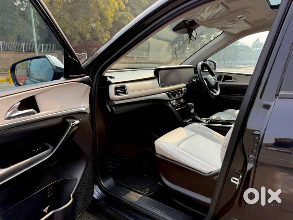 Mahindra Xuv 7oo Ax7 Luxuary Pack At 7 Seater Black