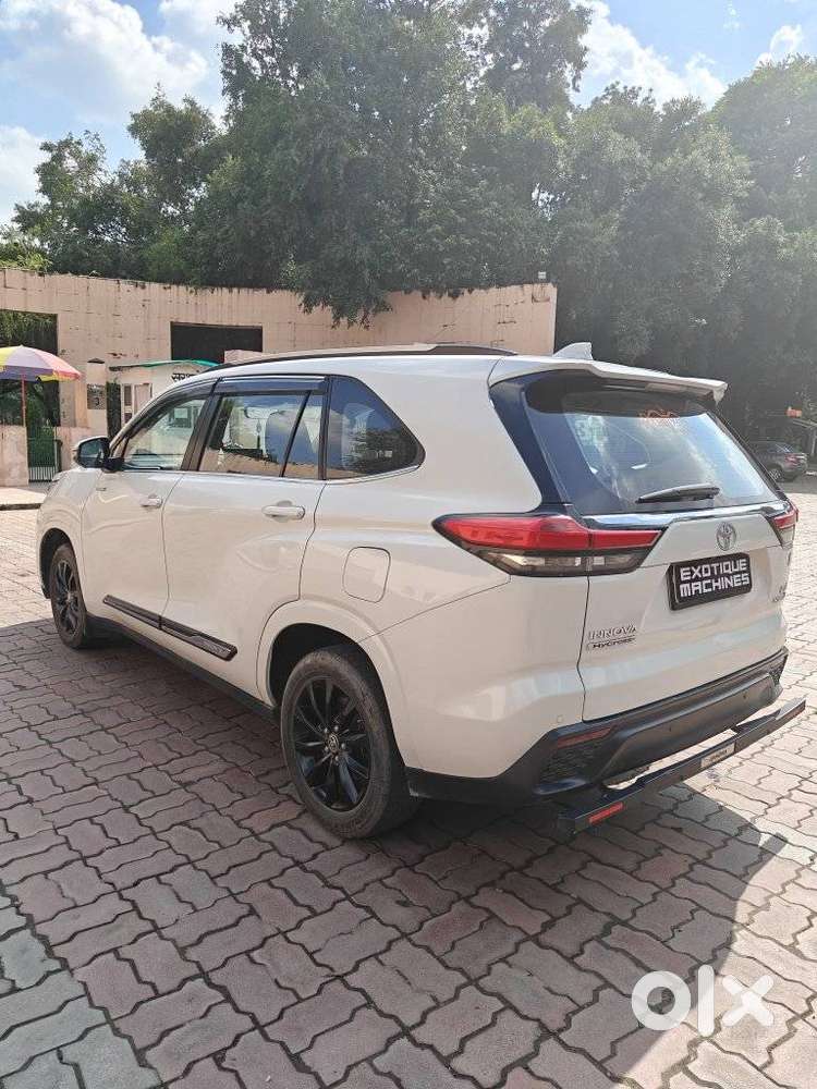 Toyota Innova Hycross 2.0 Vx (o) Hybrid 8 Str, 2023, Petrol