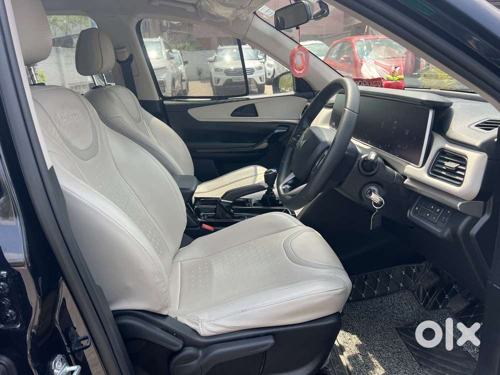 Mahindra Xuv700 2.0 Ax 5 Petrol Mt 7 Str, 2022, Petrol