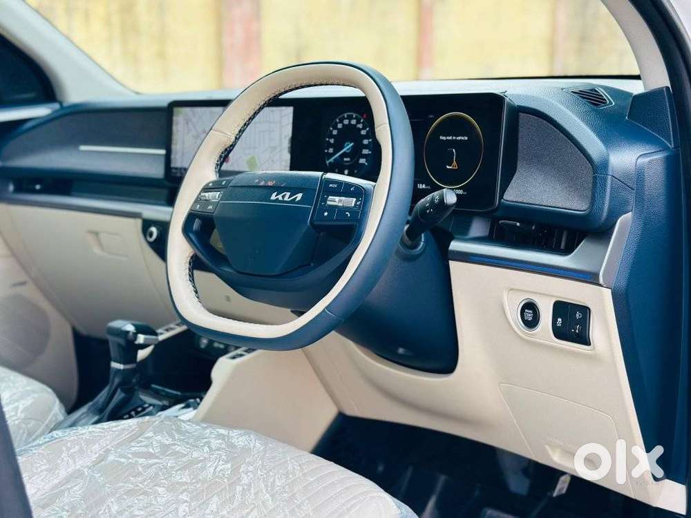 Kia Carens Clavis, 2025, Petrol