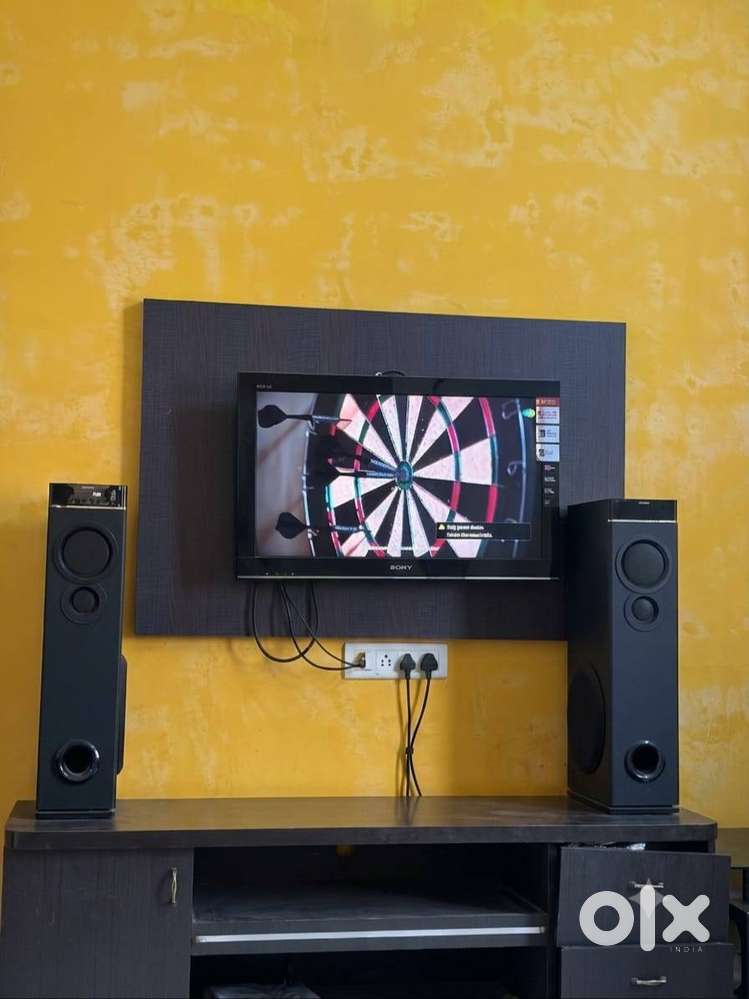 Philips SPA9080B/94 Multimedia Tower Speaker with Wireless Mic.