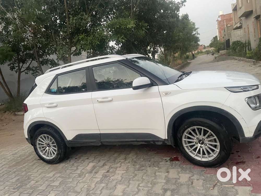 Hyundai Venue 2021 Petrol 42000 Km Driven