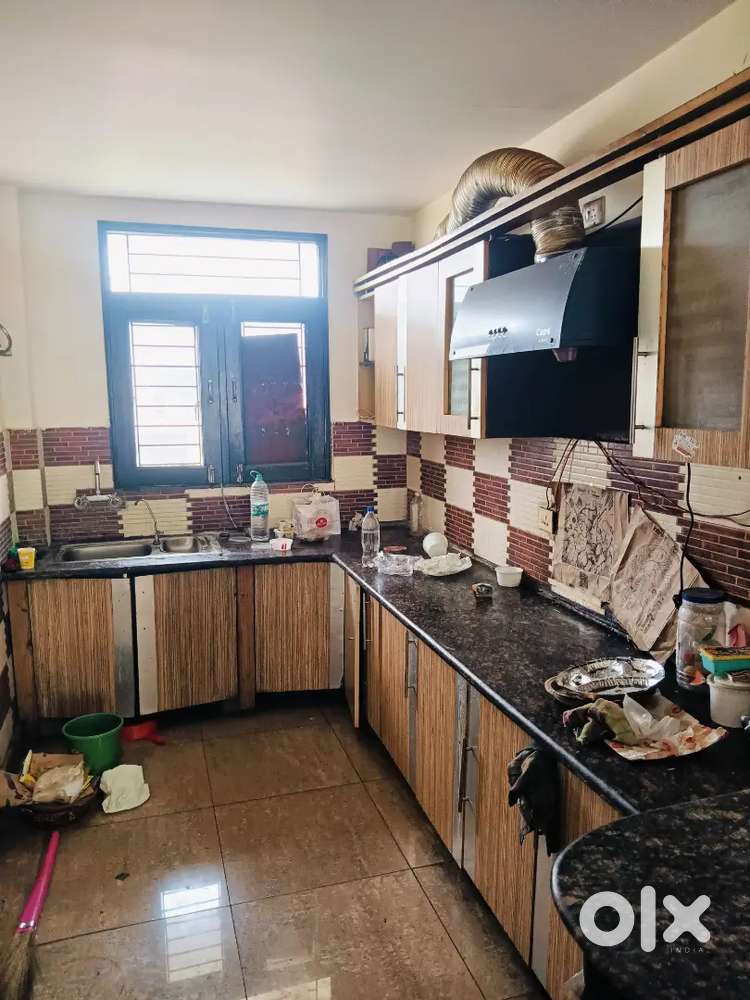 Gaur gracies society 3 bhk flat available in good location
