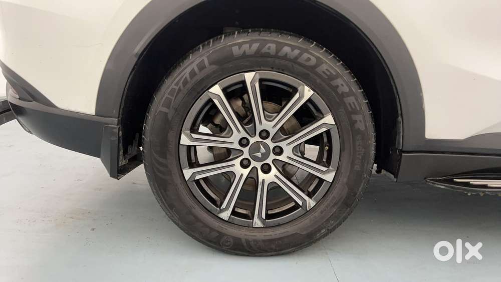 Mahindra Xuv700 2.0 Ax 7 Petrol Mt Str, 2022, Petrol