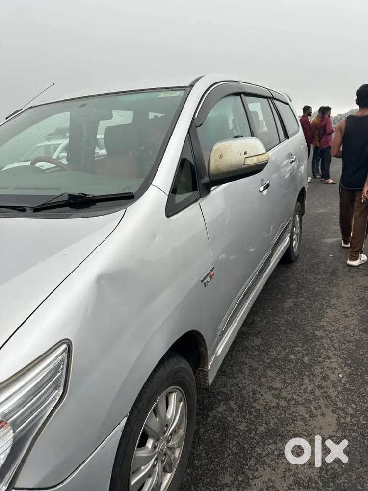 Sale Toyota Innova 2.5 V 2010 December 2011 Model