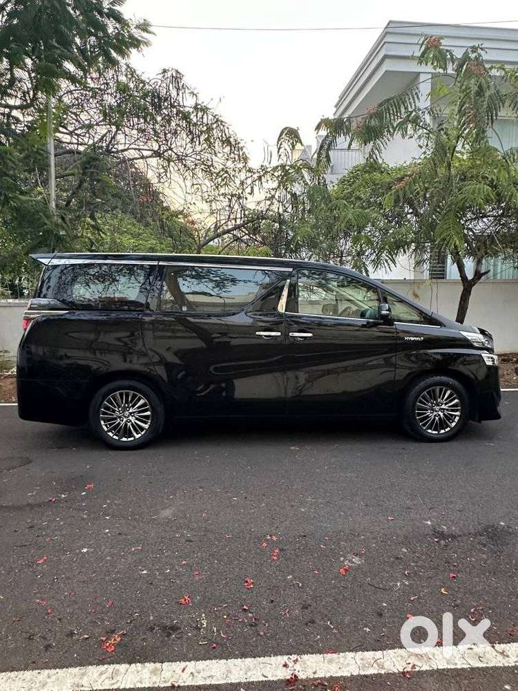 Toyota Vellfire 2.5 Executive Lounge, 2023, Petrol