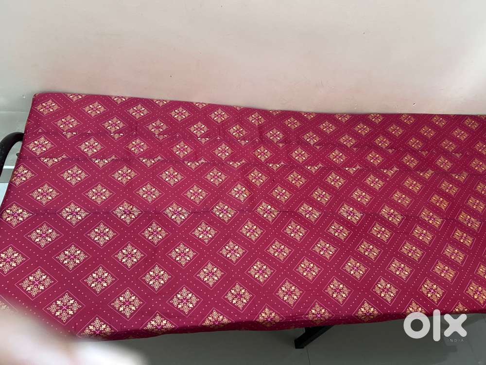 Foldable cot and mattress