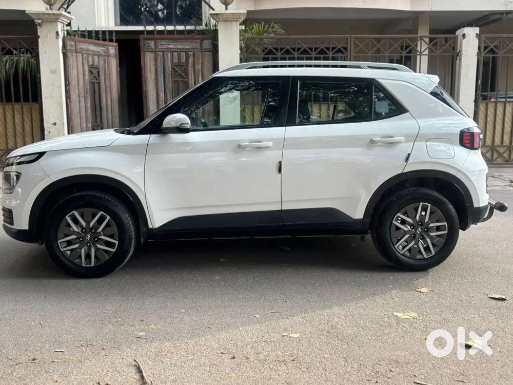 Hyundai Venue 2022 Petrol Well Maintained