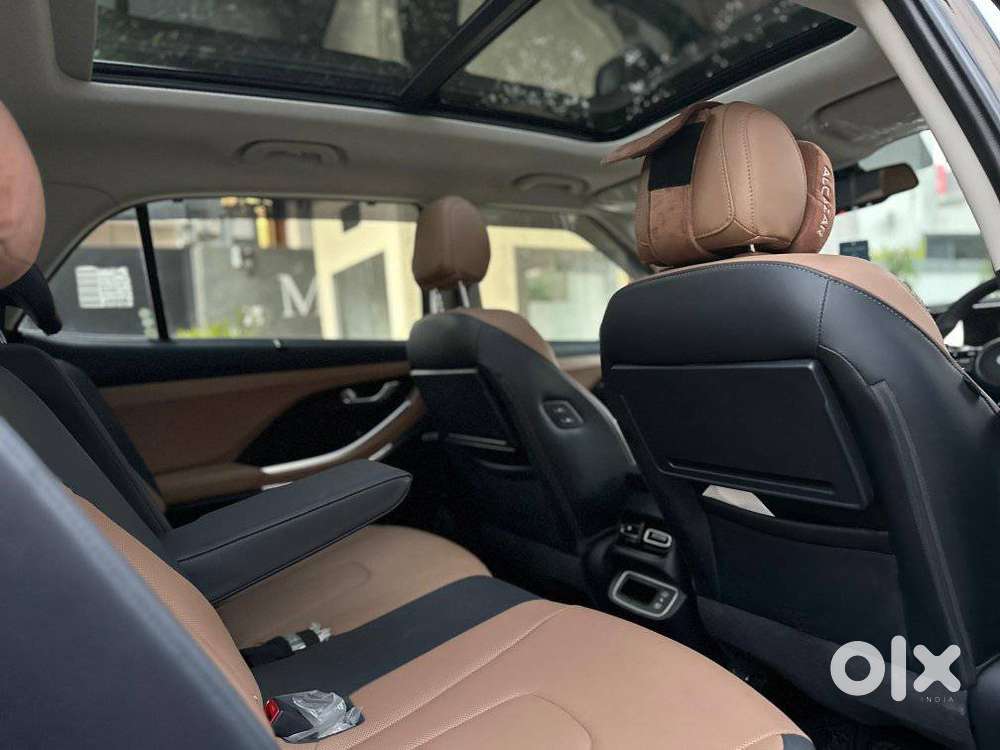 Hyundai Alcazar 2.0 Signature (o) Petrol At 6 Str Dual Tone, 2025, P..