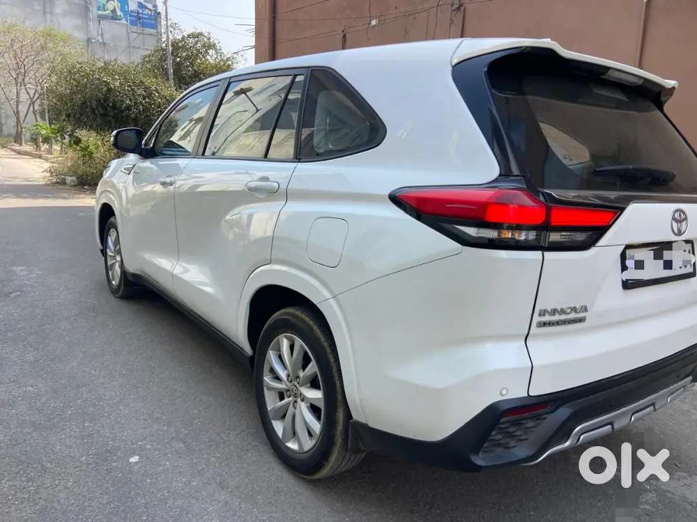 Toyota Innova Hycross 2024