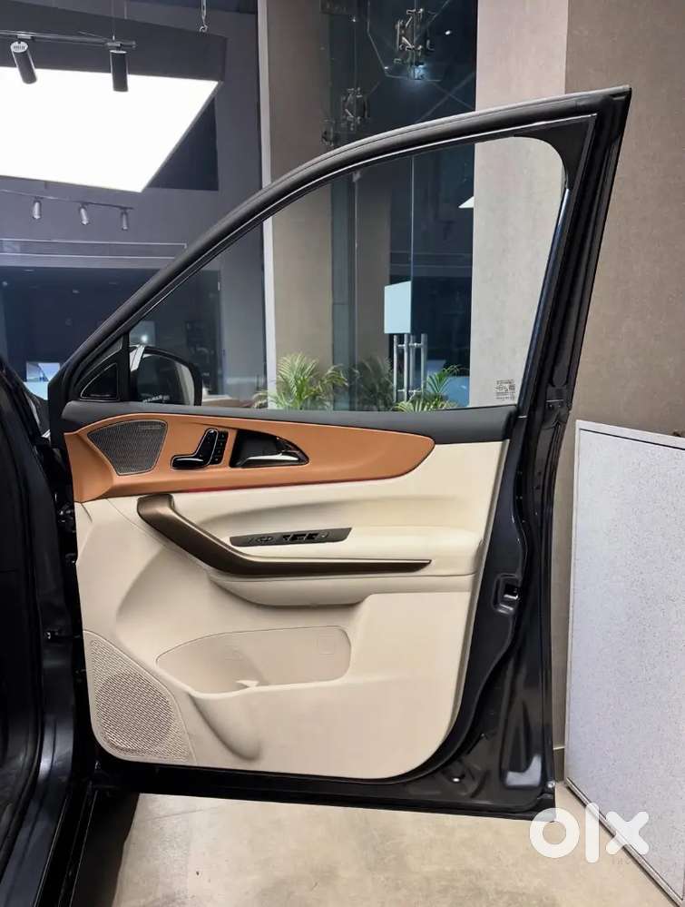 Mahindra Xuv 7xo Ax7 Petrol At 2026 Gelexy Grey  Variant