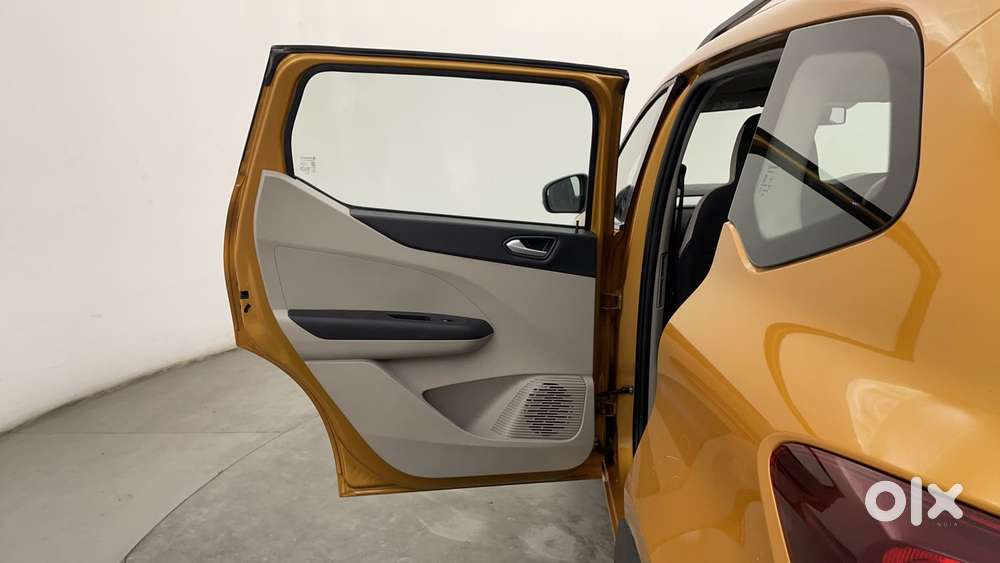 Renault Triber Rxz, 2023, Petrol