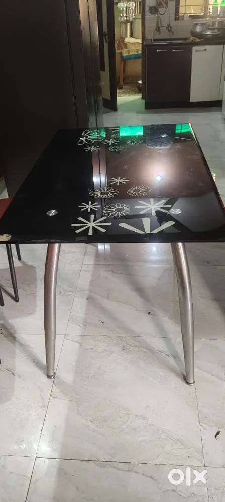 Want to sale Dinning table it's in a good condition