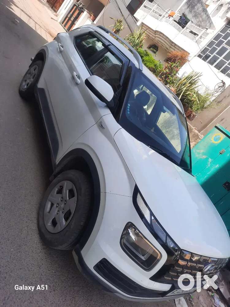 Hyundai Venue 2022 Petrol 13600 Km Driven