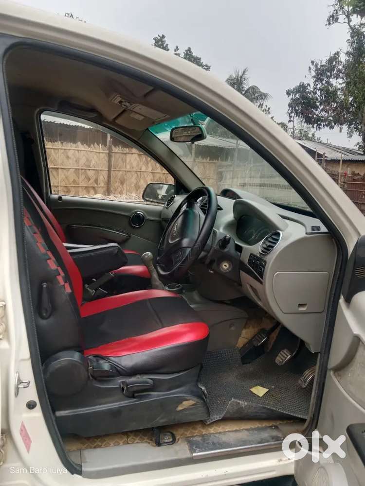 Mahindra Nuvosport N8 (7 Seater)