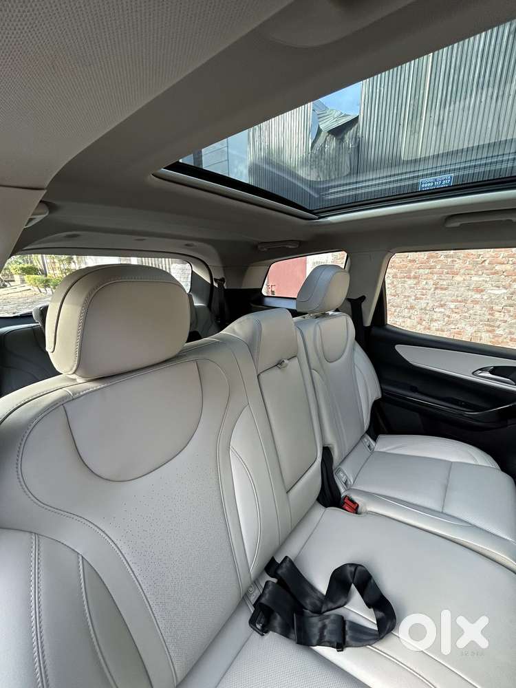 Mahindra Xuv700 2.0 Ax 7 Petrol At Str, 2024, Petrol